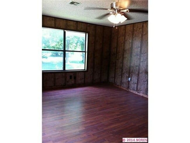 Building Photo - Comfortable living in this 3-bedroom, 1-bath home