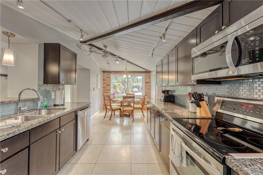 Building Photo - 1517 NE 17th Ter