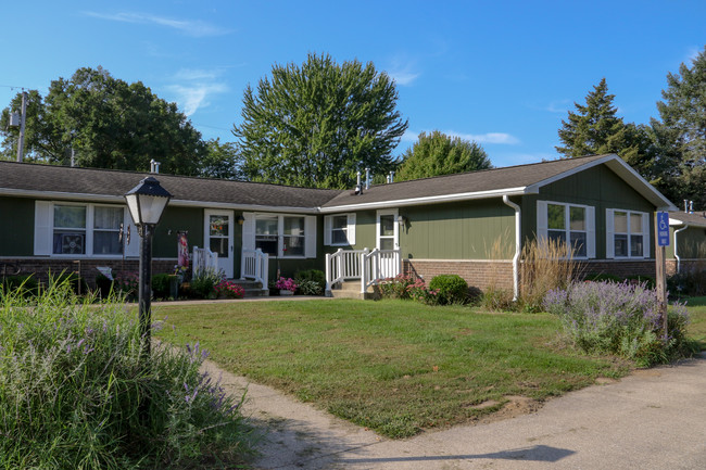 Building Photo - The Villas of Wawasee