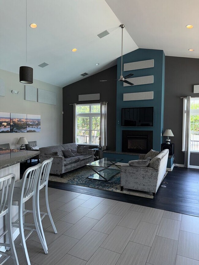 Building Photo - Large, Luxurious 2 Bedroom 2 Bath at Parks...