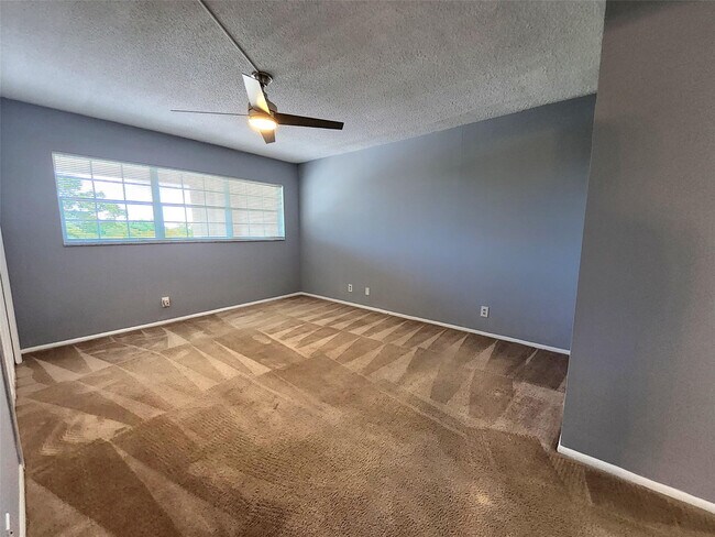 Building Photo - 3090 N Course Dr