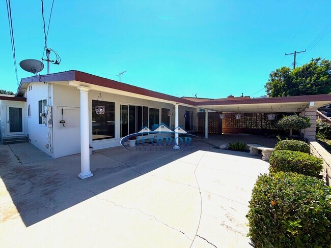 Building Photo - 1630 Miracosta St