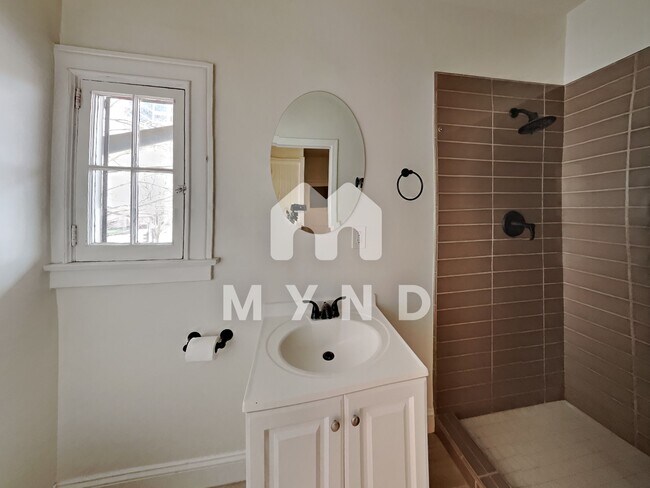 Building Photo - 827 14th St Apt B