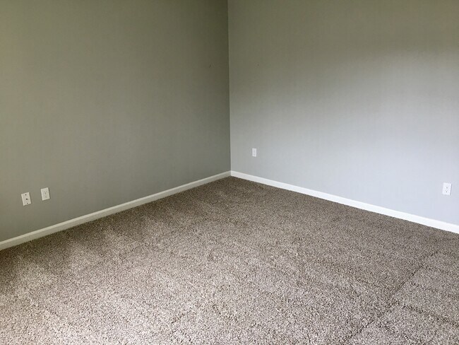 Building Photo - Spacious 3 bdrm/1.5 bath, Garage, Fenced B...