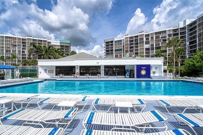 Building Photo - 400 Leslie Dr