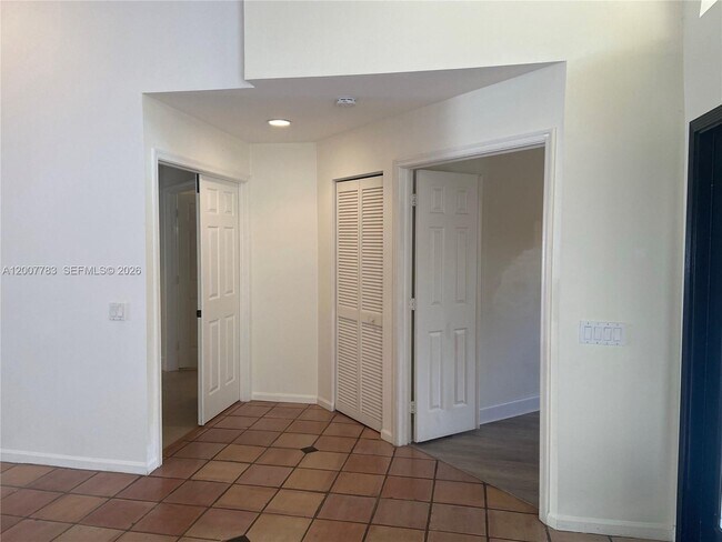 Building Photo - 659 Verona Pl