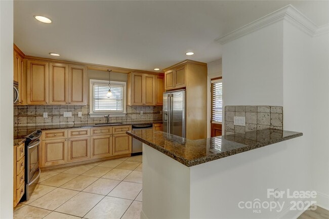 Primary Photo - 448 N Summit Ave