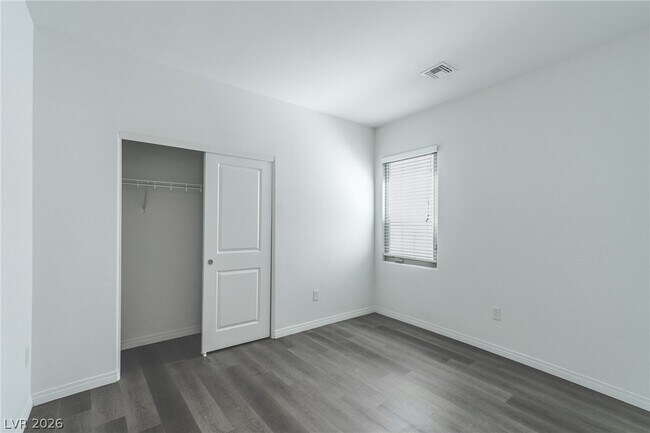 Building Photo - 638 Great River Ave