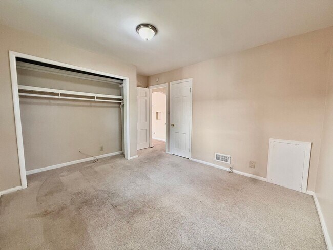 Building Photo - 2650 Cedarbrook Dr