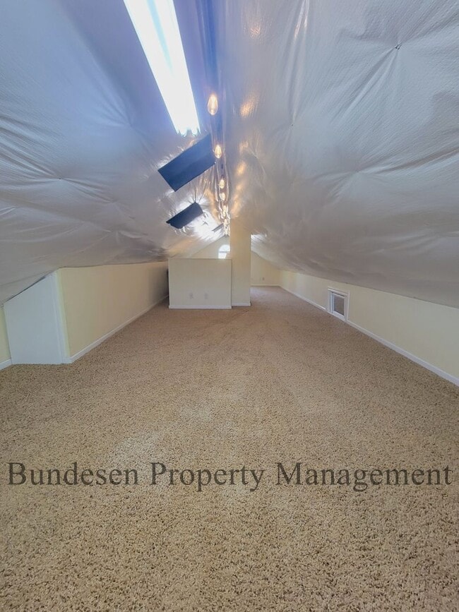 Building Photo - 5 Bedrooms  Desirable Westside Petaluma !