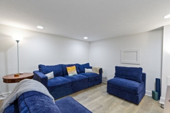 Building Photo - 728 Cottage Ave