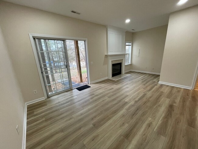 Building Photo - Elegant And Spacious 3 Bed 3.5 Bath Townhome In Vibrant Loudon Parkway Center