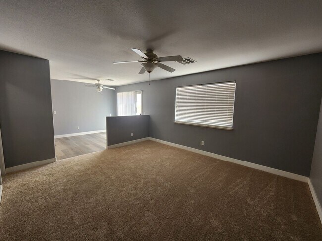 Building Photo - HENDERSON: 3 bed/2.5 bath Townhome with Spacious Kitchen, Private Backyard, Large Primary Suite &...