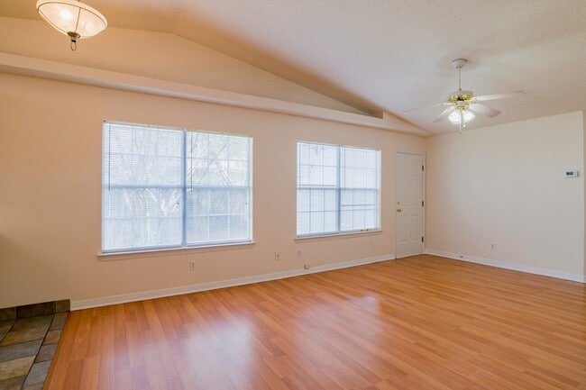 Building Photo - 3 bed 2 bath home off Creighton Rd