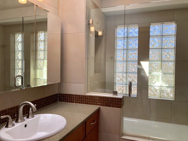 Building Photo - Bellevue Apartment
