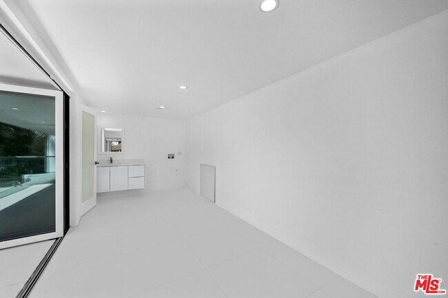 Building Photo - 621 Kings Rd