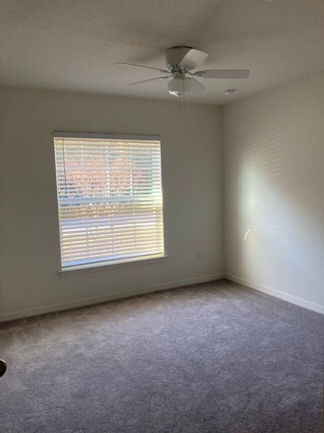 Building Photo - Like new 3/2/2 with screened in porch! Located close to the beach, shopping, parks and so much mo...