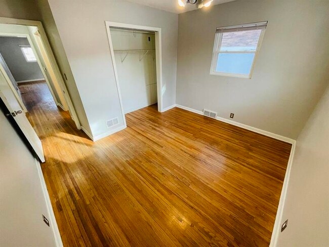 Building Photo - 5624 Lake St