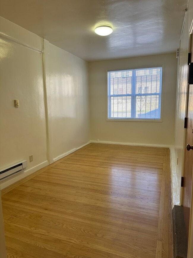 Building Photo - 465 Church St