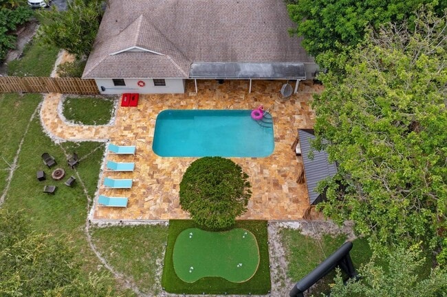 Building Photo - 166 Old Country Rd S