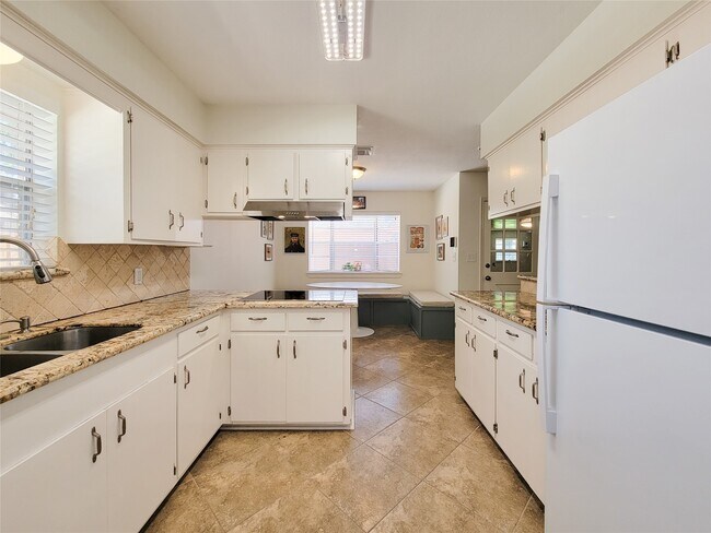 Building Photo - 2115 Forest Oaks Dr