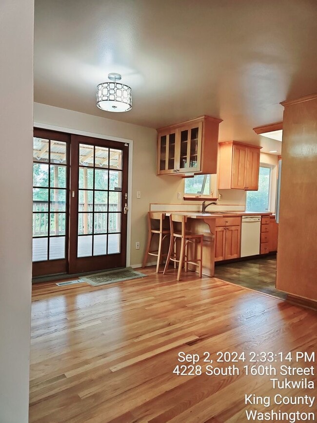 Building Photo - Tukwila/SeaTac daylight rambler - large home for rent - 4 bedrooms 2 bathrooms with 2 kitchens - ...
