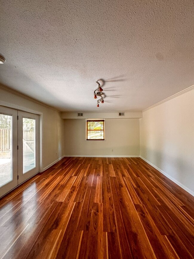 Building Photo - Spacious 4 Bed 2.5 bath Home Close to Fort Bragg