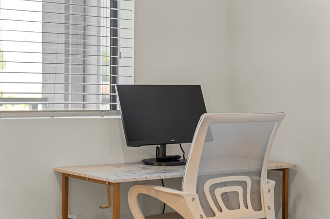 Building Photo - 711 W Broadway Rd