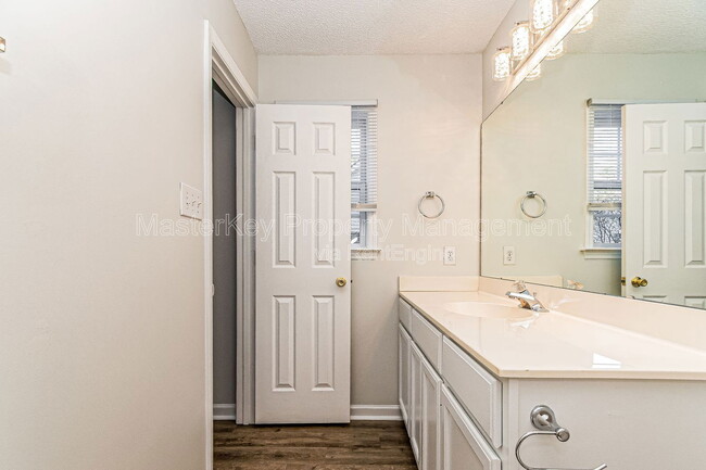 Building Photo - 112 Burt St