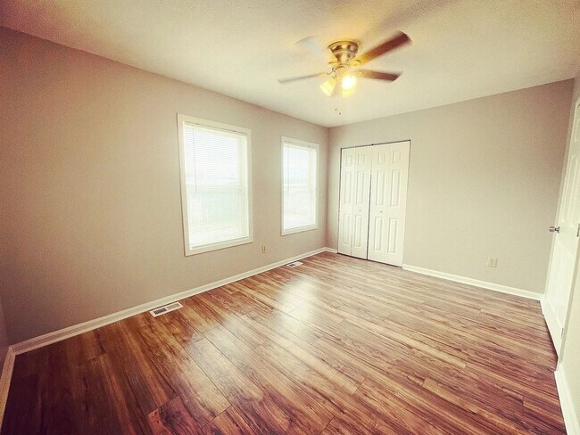 Building Photo - 2-Bedroom Townhome Minutes from Downtown N...