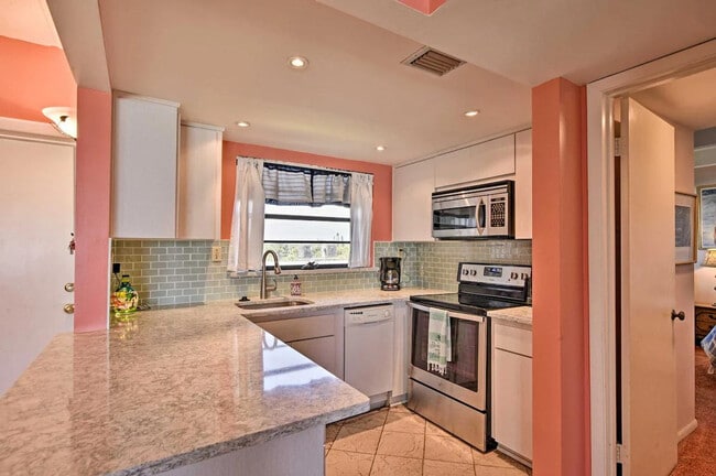 Building Photo - 4410 Jimmy Buffett Mem Hwy