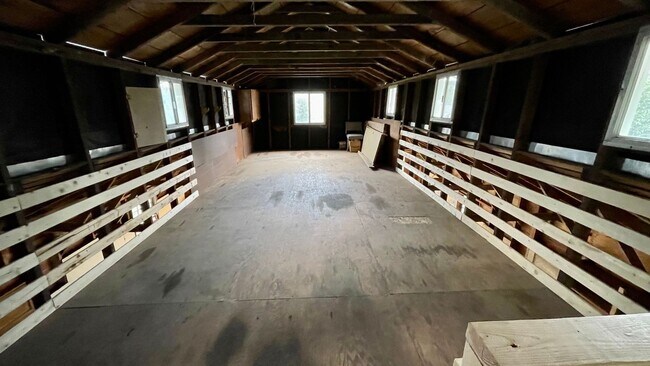 Building Photo - Country Living Home On Over Half An Acre! ...