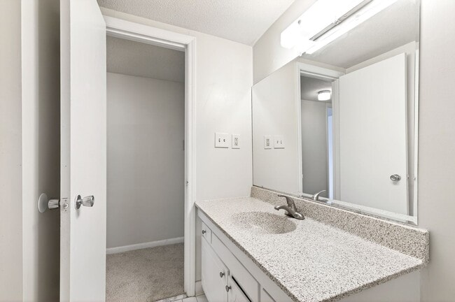 Building Photo - Charming 2BR Bolinwood Condo in Prime Chapel Hill Location!