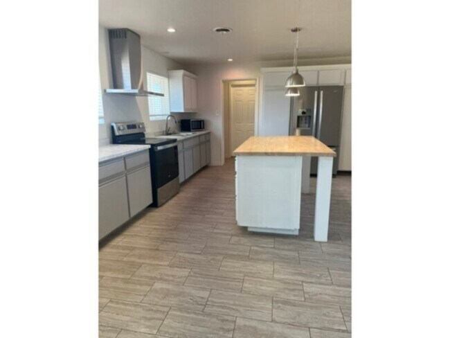 Building Photo - 3 bedroom 2 bathroom newly remodeled