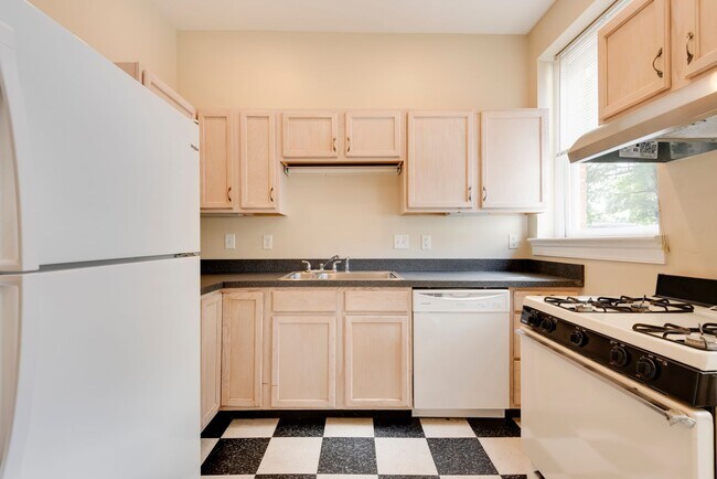 Building Photo - 2627 W Cary St