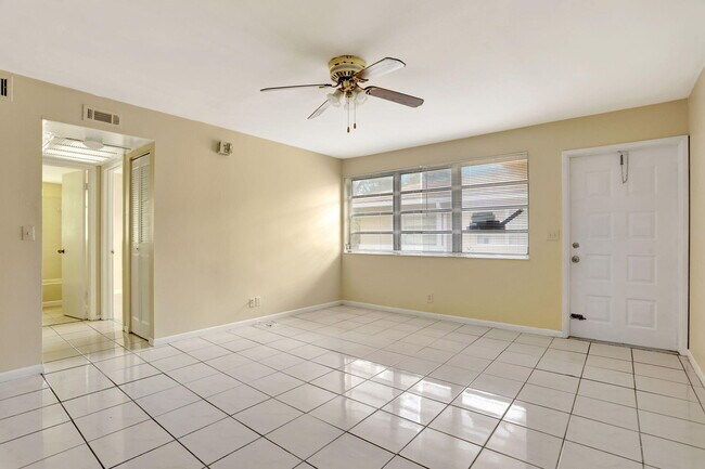 Building Photo - 832 Twin Lakes Dr