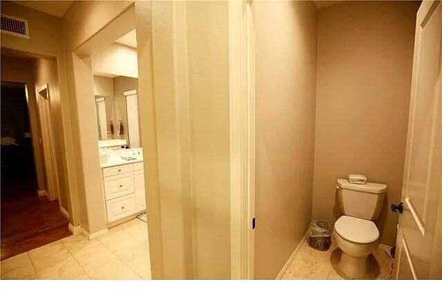 Building Photo - 15761 Crestwood Ave