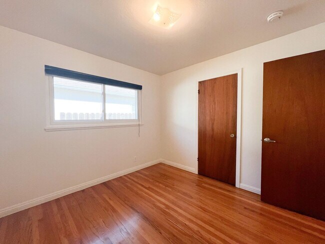 Building Photo - Tahoe Park Gem in Great Location!