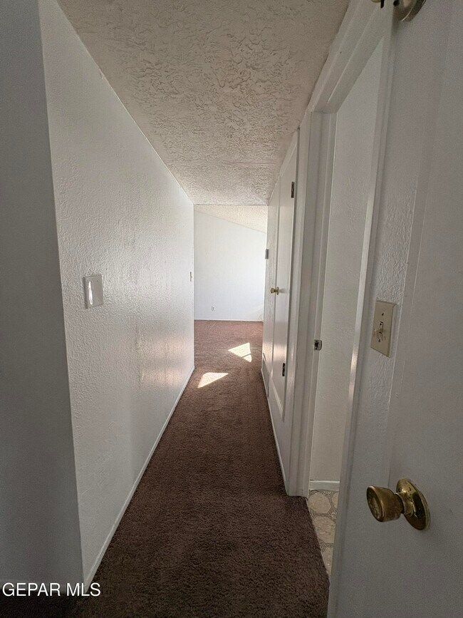 Building Photo - 1922 Lake Omega St