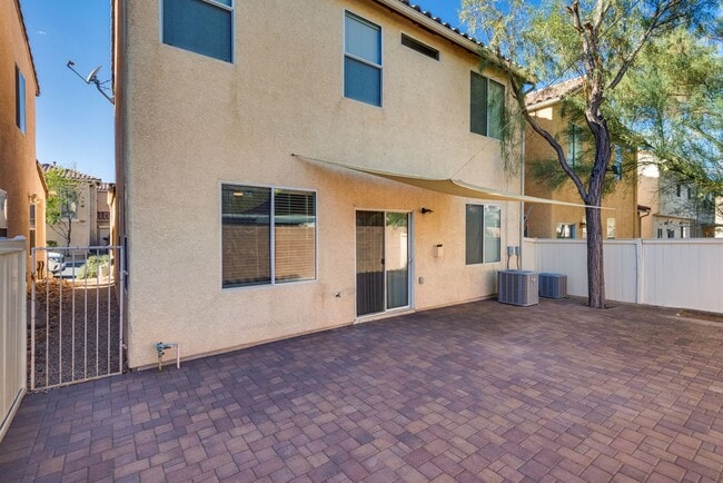 Building Photo - Beautifully Maintained Two-Story Home with...