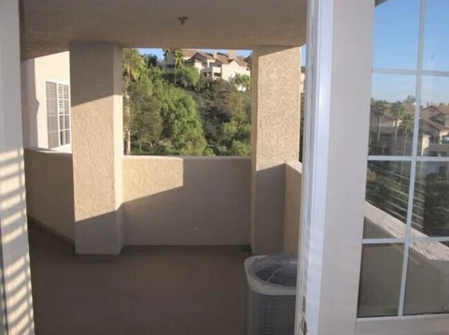 Building Photo - 3 Bedroom, 2 Bathroom Ground-Level Condo f...
