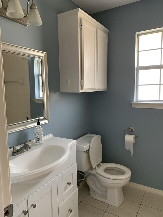 Building Photo - 401 Whitehouse Ln