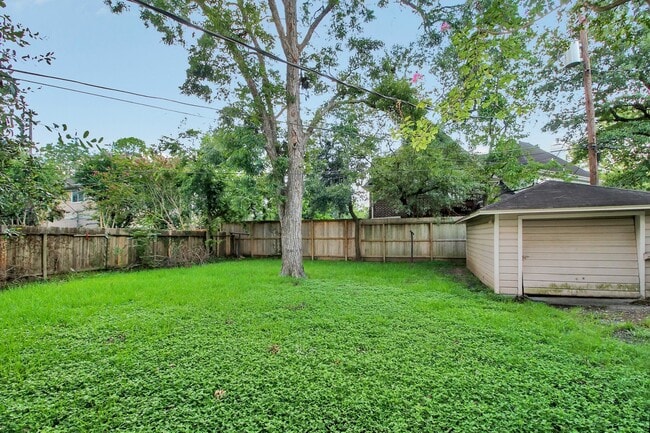 Building Photo - 110 Pamellia Dr