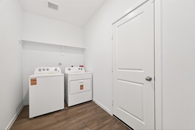 Building Photo - 5442 Pinetree Cres Ln