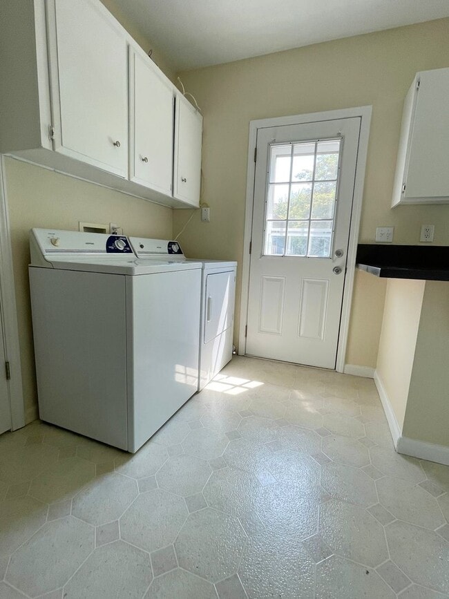 Building Photo - Quiet and Cozy Two Bed in SW Portland 5 plex~ Open Floor Plan~ Great Shared Outdoor Space~ Off St...