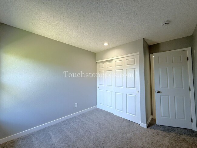 Building Photo - Updated 3 BR Apartment with Patio in Portland