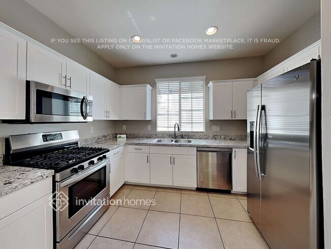 Building Photo - 3523 S Swan Dr