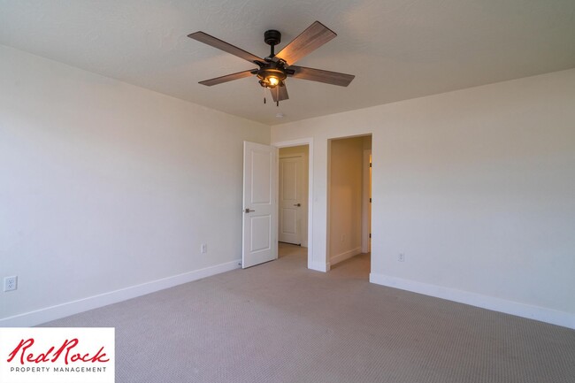 Building Photo - Spacious 2 Bedroom Unit in Desert Color Wi...