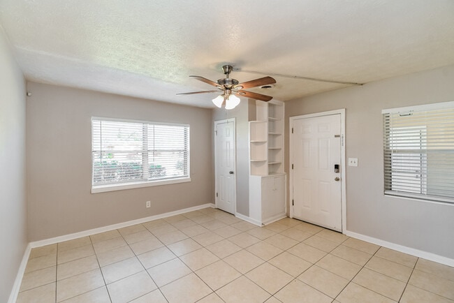 Building Photo - 7909 Caxton Cir W