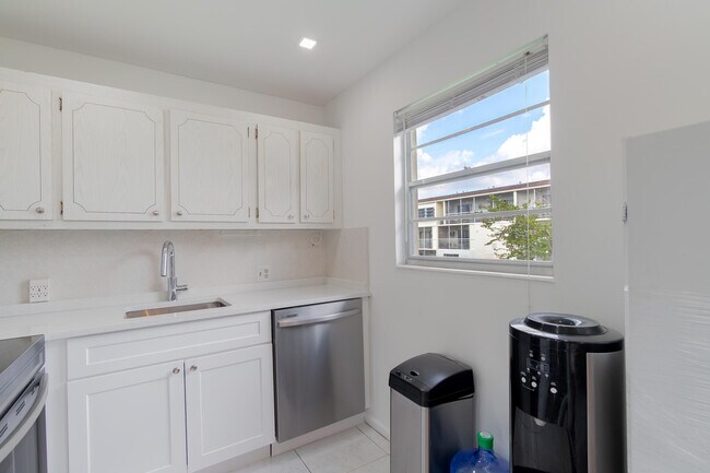 Building Photo - 351 Mansfield Dr